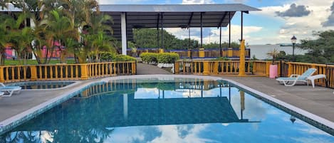 Piscine extérieure, chaises longues