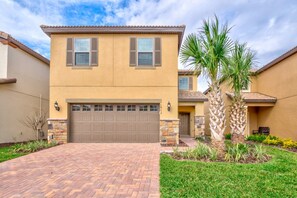 Villa, 6 Bedrooms | Front of property