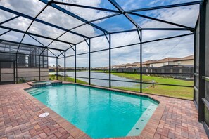 Villa, meerdere bedden | Buitenzwembad | Een buitenzwembad, ligstoelen bij het zwembad