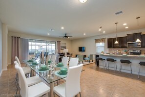 Villa, meerdere bedden | Dineren in de kamer