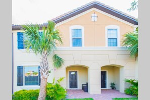 Townhome, 5 Bedrooms | Front of property