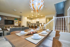 Townhome, 5 Bedrooms | In-room dining