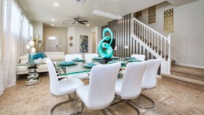 House, 5 Bedrooms | In-room dining