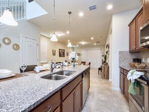 House, 6 Bedrooms | Private kitchen