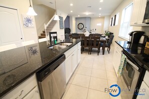 Casa, 5 quartos | Cozinha privada | Cadeirão de bebê