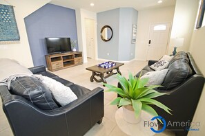 Casa, 5 quartos | Área de estar | TV