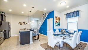 Villa, Mehrere Betten | Essbereich im Zimmer
