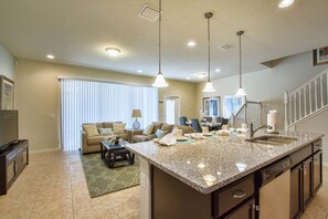 Townhome, 5 Bedrooms | Private kitchen