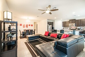 Maison, Plusieurs lits (Fantastic 4 Bed 3 Bath Villa) | Aire de séjour | Téléviseur à écran plat