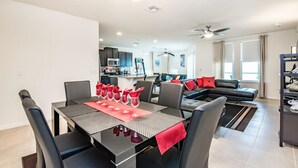 Nhà, nhiều giường (Fantastic 4 Bed 3 Bath Villa) | Khu vực ăn uống tại phòng