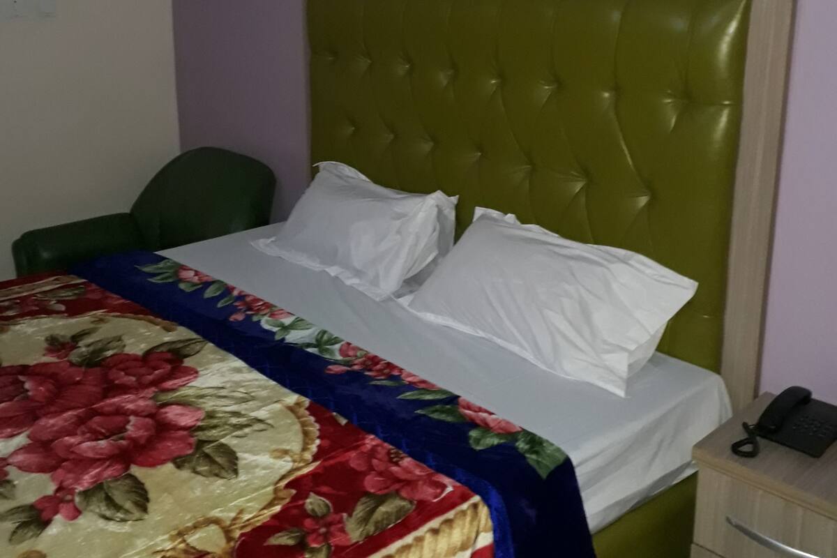 Habitación doble Deluxe, 1 cama matrimonial, vista a la ciudad | Ropa de cama