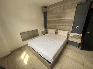 Basic Room, 1 Queen Bed | Desk, blackout drapes, soundproofing, bed sheets