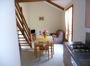 Chalet (4 personnes) | Private kitchen | Fridge, microwave, stovetop, coffee/tea maker