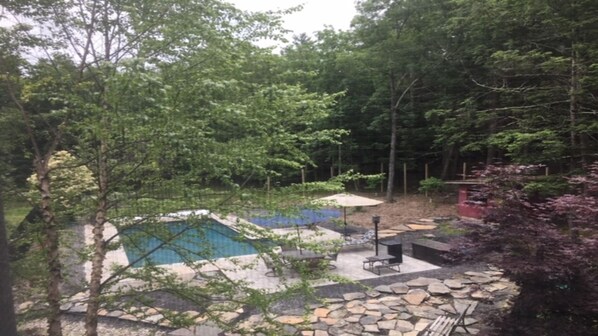 Een buitenzwembad, een verwarmd zwembad