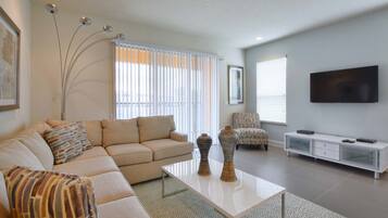 Townhome, 3 Bedrooms | Ruang tamu | TV skrin rata, pemain DVD