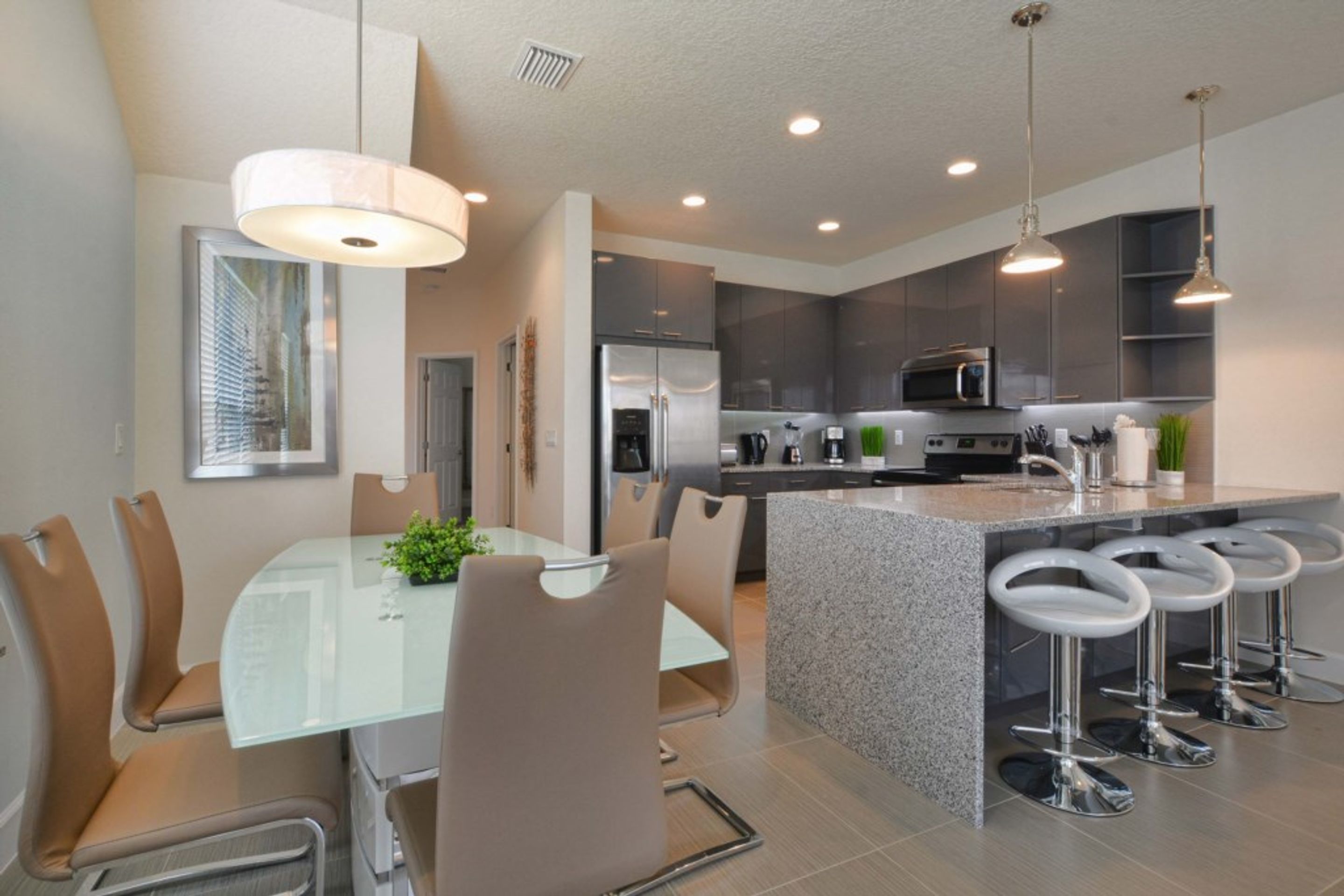 Townhome, 3 Bedrooms | Makan dalam bilik
