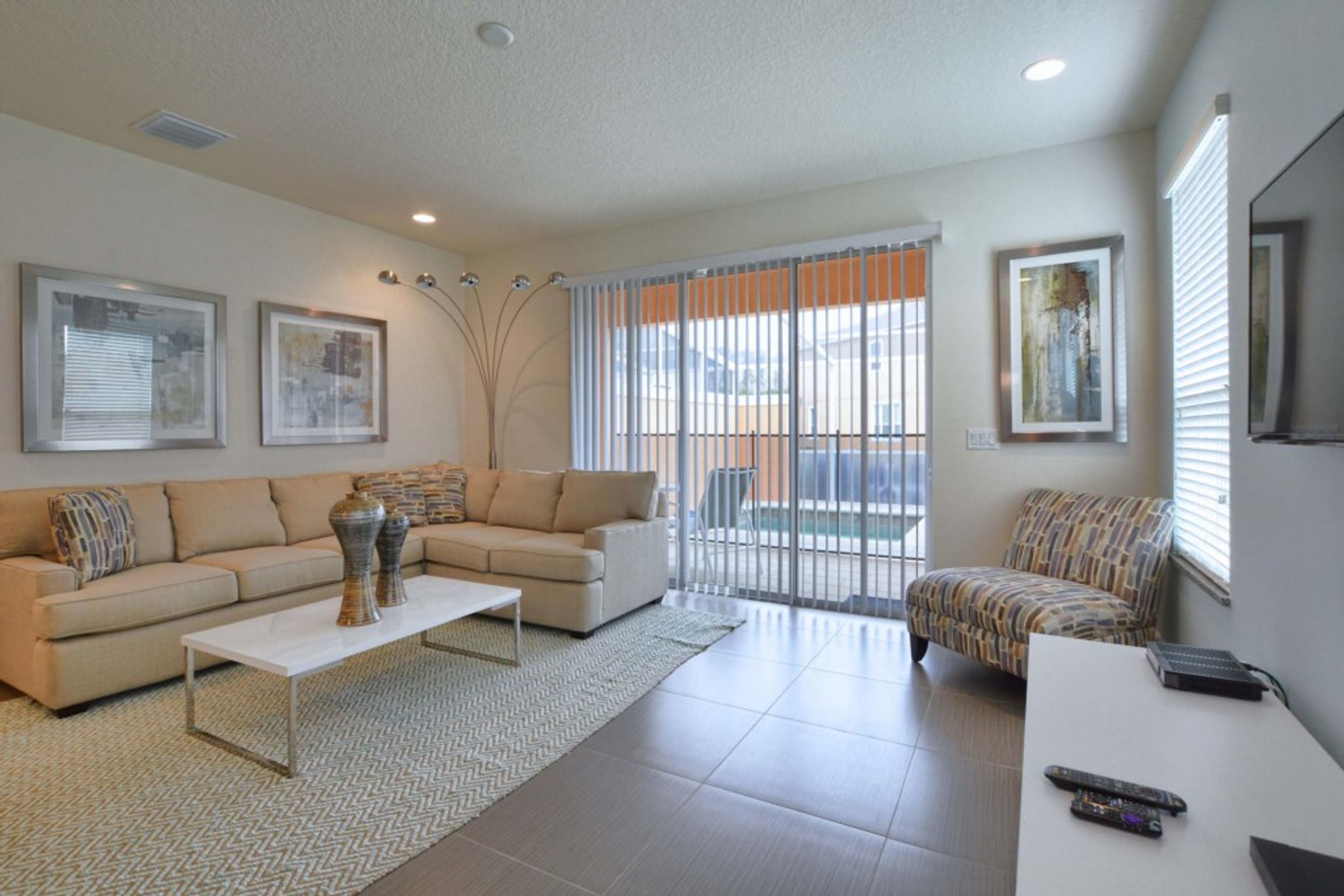 Townhome, 3 Bedrooms | Ruang tamu | TV skrin rata, pemain DVD 