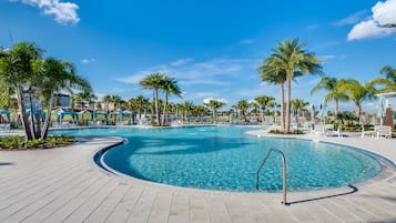 Casa, varias camas | Alberca | Alberca al aire libre y camastros