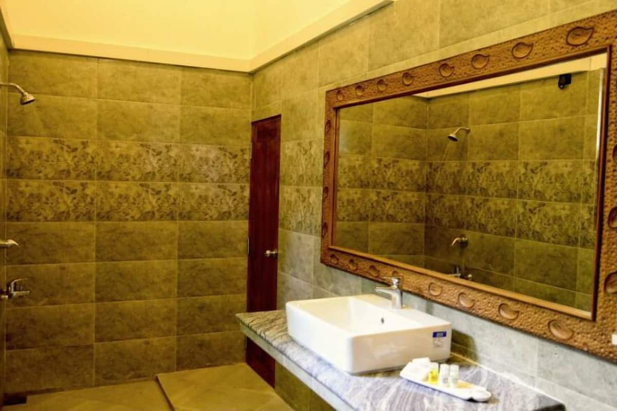 Standard Double Room, 1 King Bed, Garden View | Bathroom