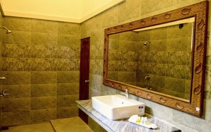 ห้องสแตนดาร์ดดับเบิล, เตียงคิงไซส์ 1 เตียง, วิวสวน | ห้องน้ำ