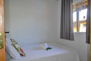 Espacio para trabajar con laptop y cortinas blackout 