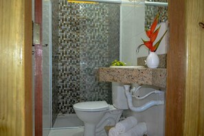 Shower, hair dryer, towels - Villa Nobre Residence (Porto Seguro)