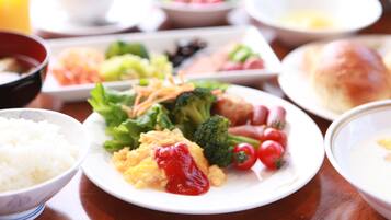 Daily buffet breakfast (JPY 1500 per person)