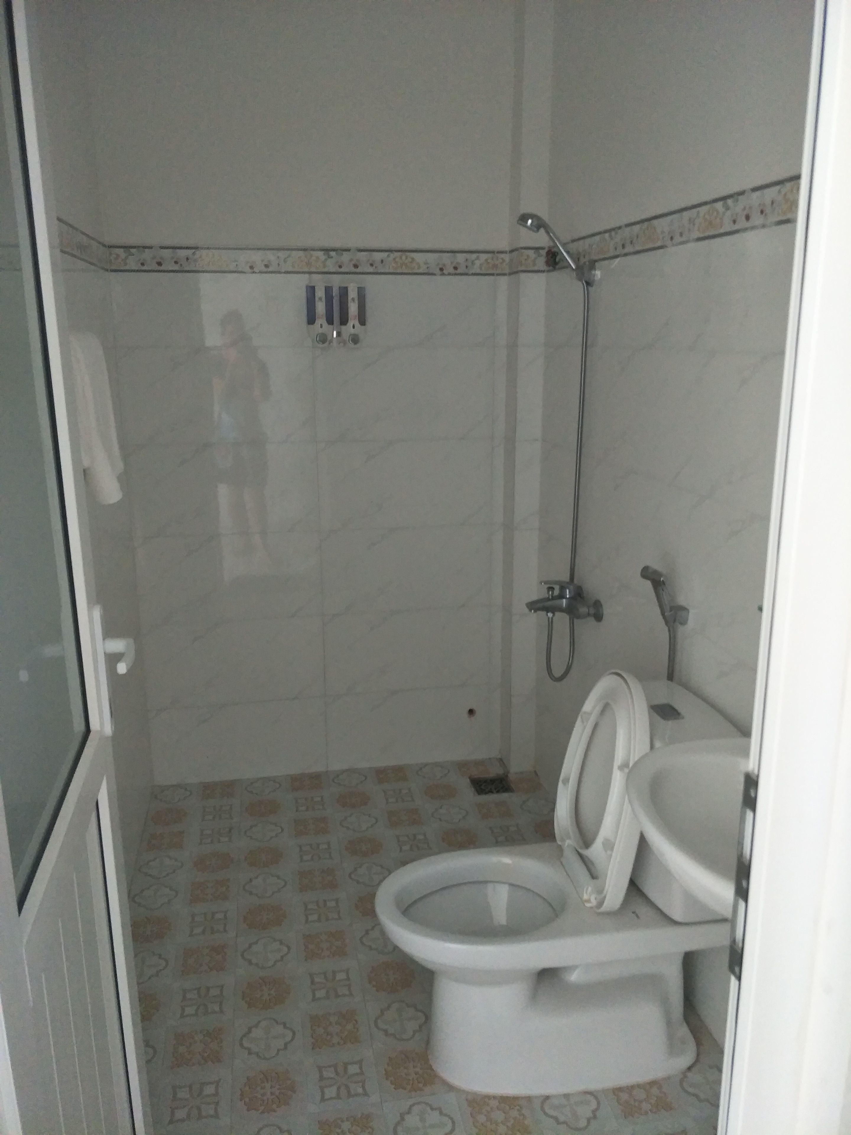 Quarto solteiro, 1 cama Queen | Banheiro | Chuveiro, produtos de toalete grátis