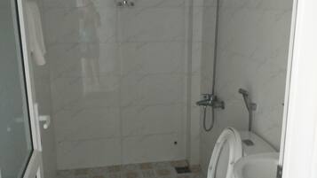 Quarto solteiro, 1 cama Queen | Banheiro | Chuveiro, produtos de toalete grátis