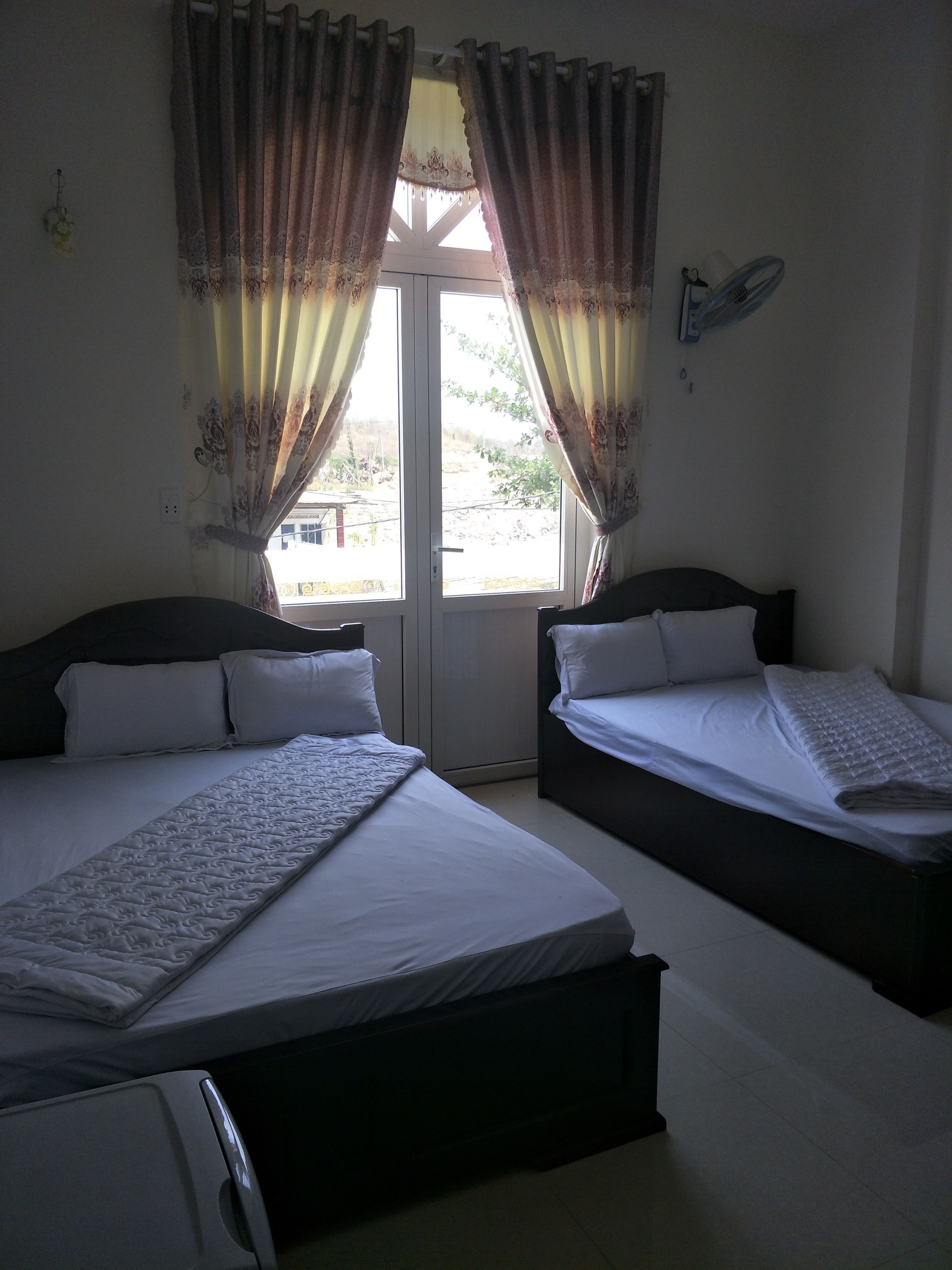 Desk, free WiFi, bed sheets