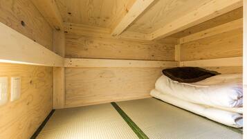 1 quarto, cofres nos quartos, ferros/tábuas de passar roupa