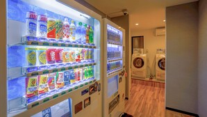Zona de máquinas expendedoras con diversas bebidas y aperitivos.