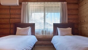 In-room safe, desk, free WiFi, bed sheets - Mission Hills Hotel (Minano)