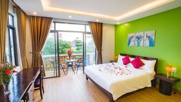 Grand Deluxe Double With Balcony | Minibar, brankas, meja kerja, dan ruang kerja ramah laptop