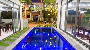 Kolam renang outdoor