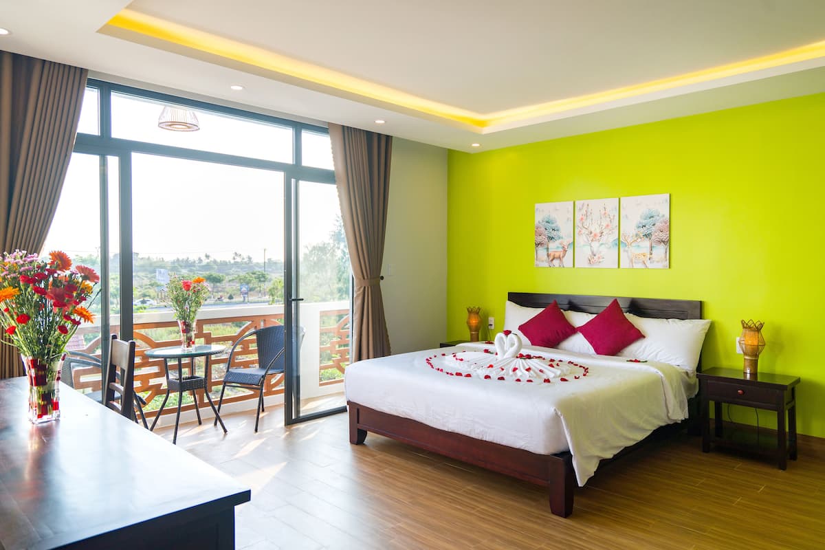Grand Deluxe Double With Balcony | Bar mini, peti besi dalam bilik, meja, ruang kerja komputer riba