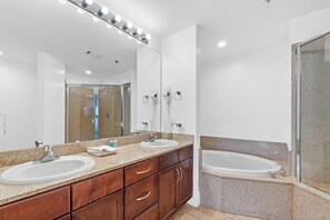 Combined shower/bathtub, hair dryer, towels, soap - 1538 Large 3 Bedrooms, 3 Bathrooms, Bunkroom Nook, 10 guests  (Panama City Beach)