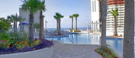 Una piscina al aire libre, una piscina climatizada