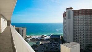 Ein Hochhaus-Hotel mit Blick auf einen Strand, einen Parkplatz und den Ozean.