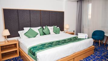 Cofres nos quartos, escrivaninha, cortinas blackout