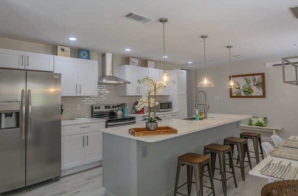 Oven, stovetop, dishwasher, cookware/dishes/utensils - Sea Shell Beach Cottage (Indian Rocks Beach)