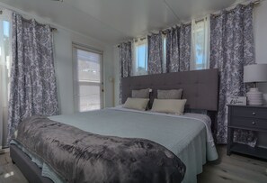 Iron/ironing board, free WiFi, bed sheets - Sea Shell Beach Cottage (Indian Rocks Beach)