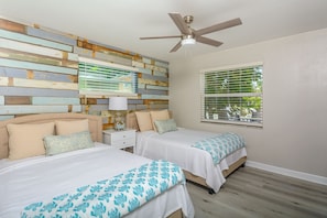 Iron/ironing board, free WiFi, bed sheets - Sea Shell Beach Cottage (Indian Rocks Beach)