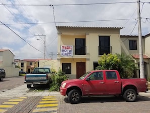 Vista frontal de la propiedad