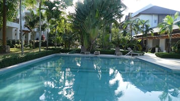 2 piscines extérieures, parasols de plage, chaises longues