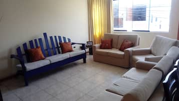 Apartment, 3 Bedrooms | Ruang tamu | TV