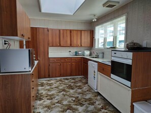 Kühlschrank, Mikrowelle, Ofen, Wasserkocher mit Kaffee-/Teezubehör