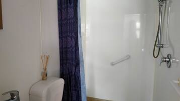 Executive Double or Twin Room, Multiple Beds, Accessible | Bathroom | Shower, towels