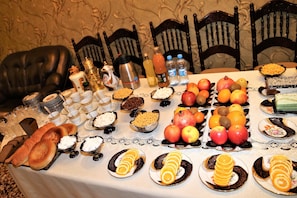 Desayuno con opciones de la cocina local incluido todos los días