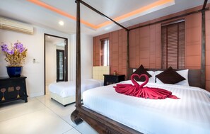 Meja kerja, tirai kedap cahaya, dan tempat tidur lipat/tambahan